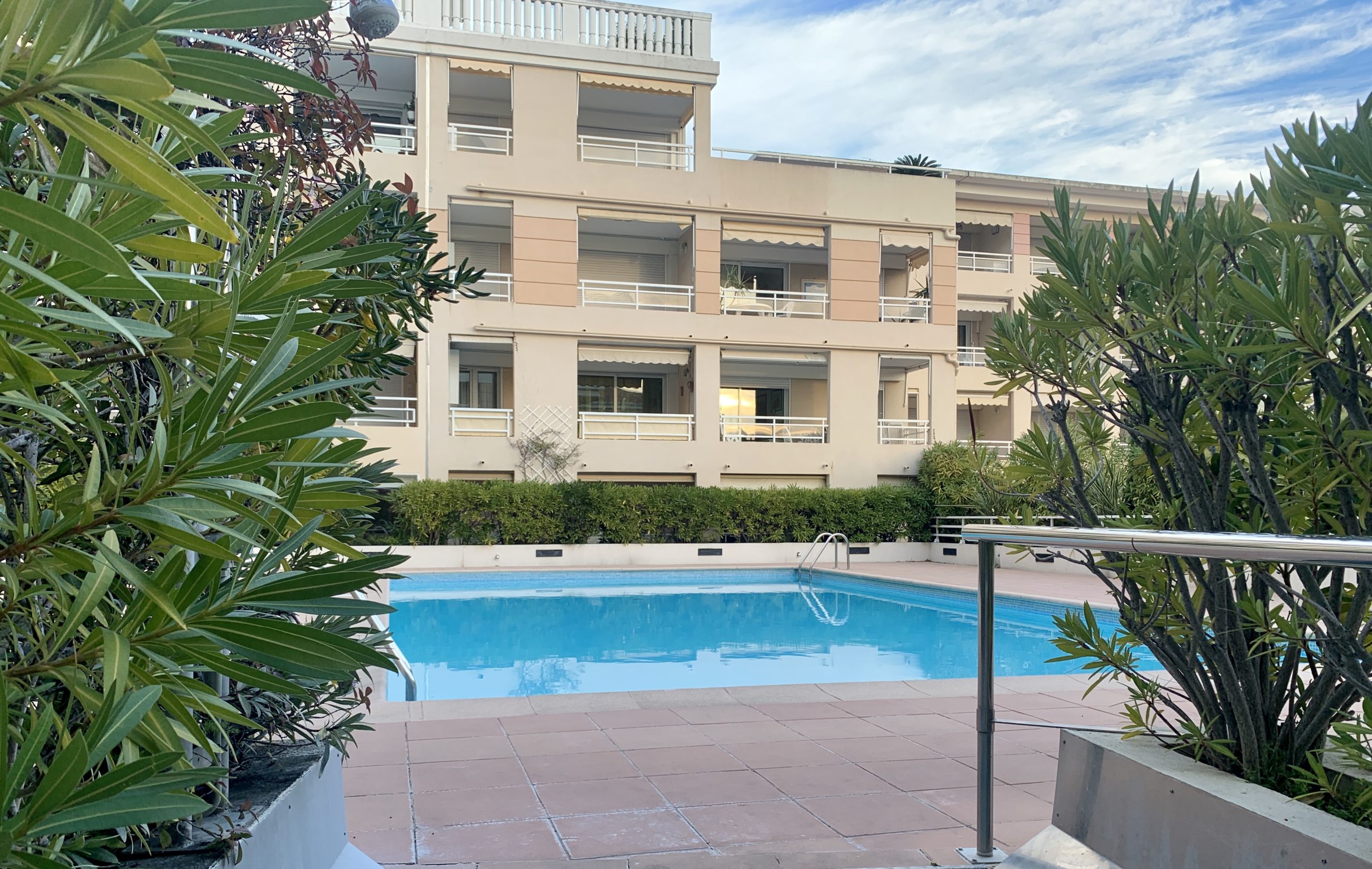 aprtment with swimming pool golfe juan