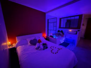 Love room jacuzzi privatif, Love room jacuzzi privatif, Escapade en amoureux dans le 06 : mer, port, jacuzzi et douceur à deux Love room jacuzzi privatif, Escapade en amoureux dans le 06 : mer, port, jacuzzi et douceur à deux : Love room jacuzzi privatif